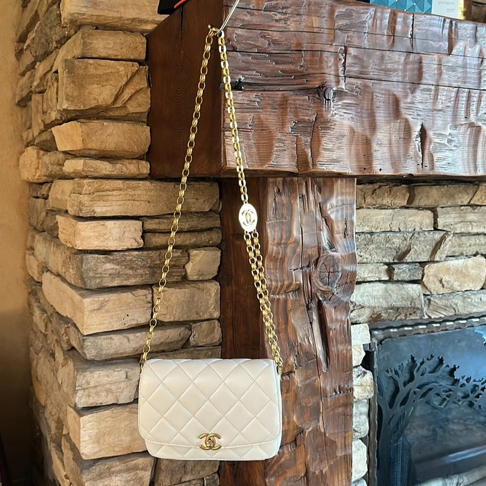 🚫SOLD🚫Auth. Chanel 2020 Lambskin flap w logo chain - Picture 3 of 14